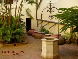 Huis uit Camagüey, met typische waterkruiken.