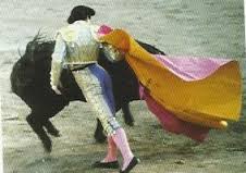 Torero ejecutando larga